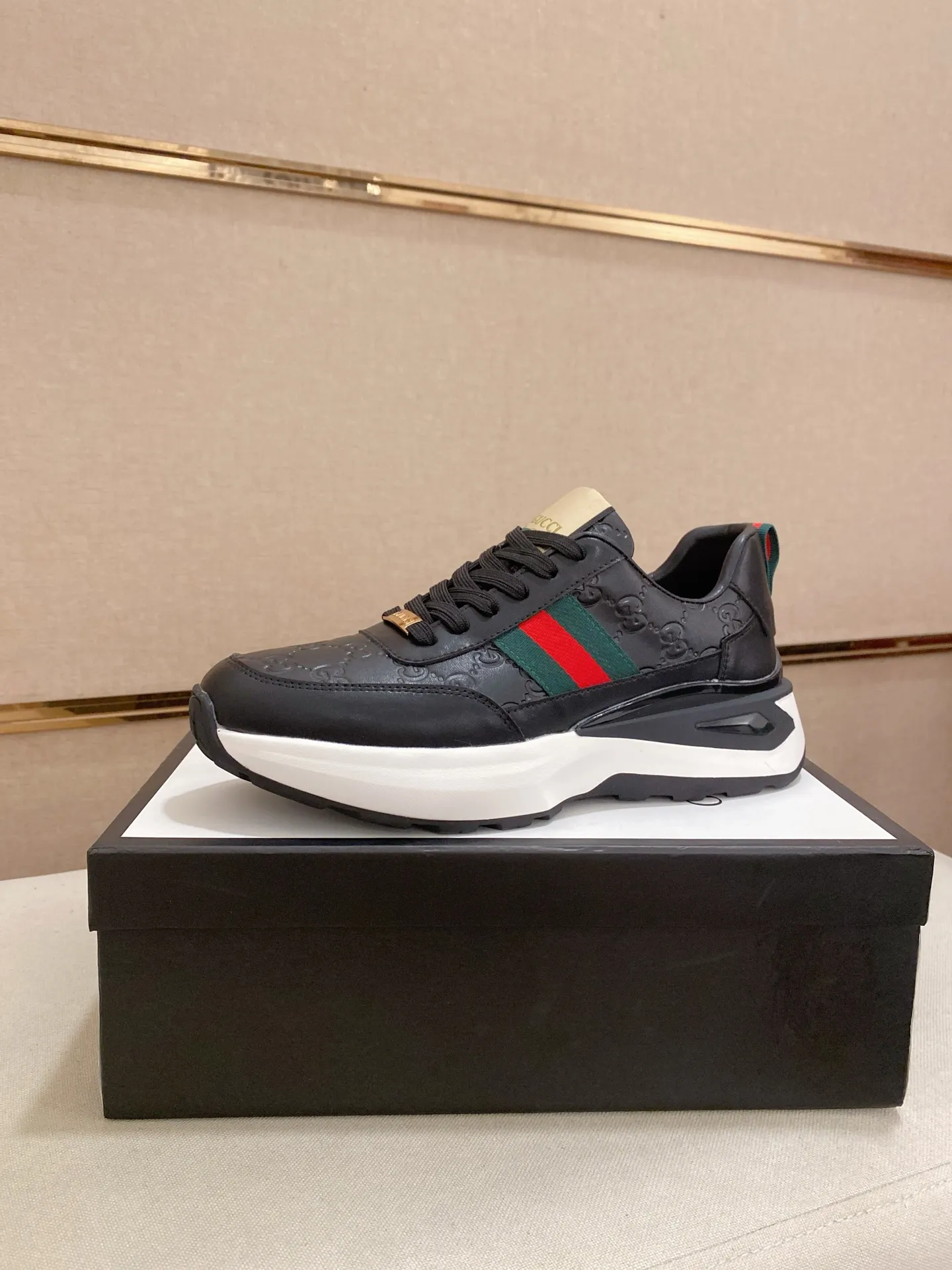 Men's shoes 💰 462💰The new GUCCI (Gucci) counters are launched simultaneously. The new men's shoes, 😘fabrics are selected from imported cowhide, and the lining is sheepskin lining. 👍🏿 High-end ☄️ air-cushion molded anti-slip rubber outsole, exquisite lines, simple and elegant, comfortable and high-end for leisure travel. Code number: 38 to 44 (45 can be customized and cannot be returned or exchanged)
